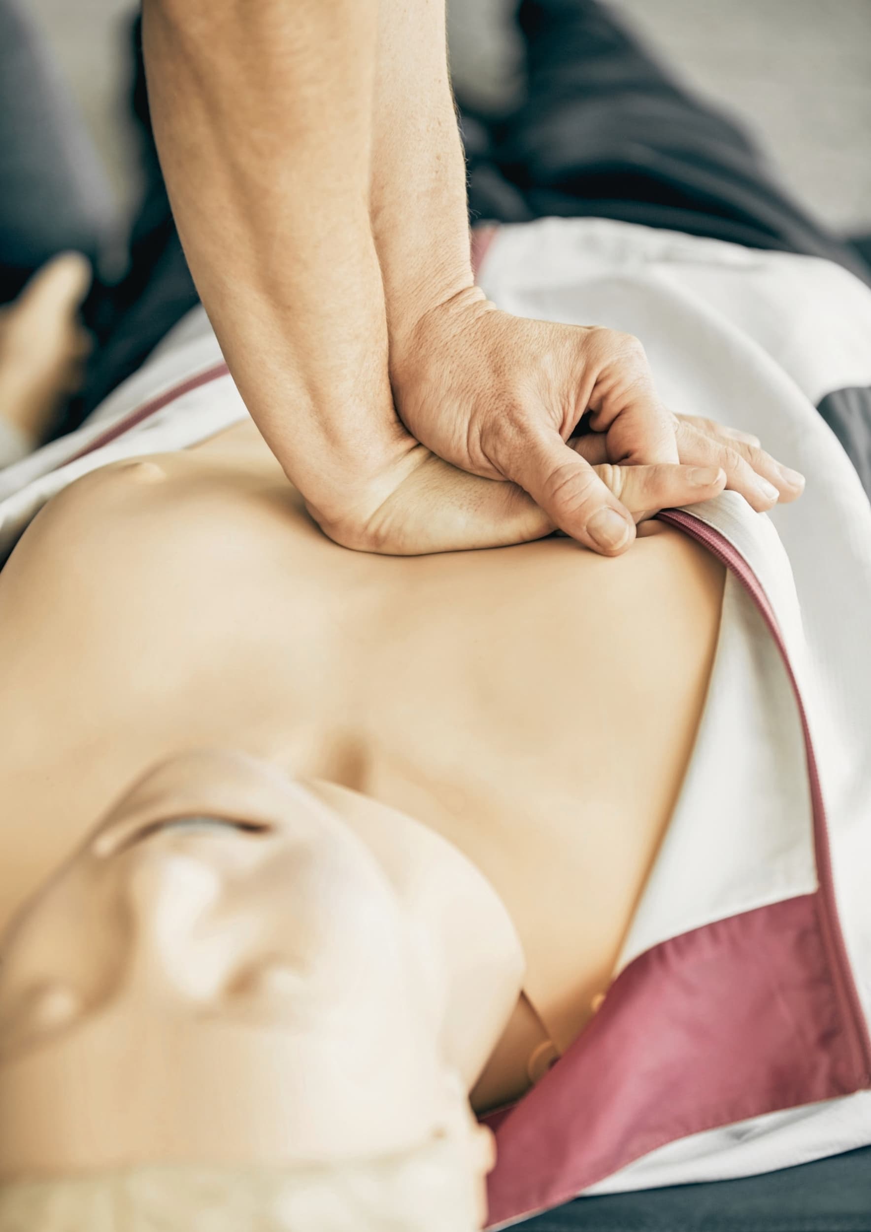 Massage cardiaque pratiqué sur un mannequin de secourisme